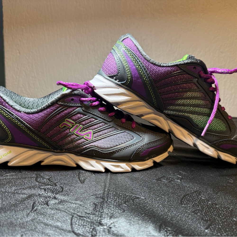 Fila Fresh 3 Women's Athletic Shoes in Purple and Gray size 8.5